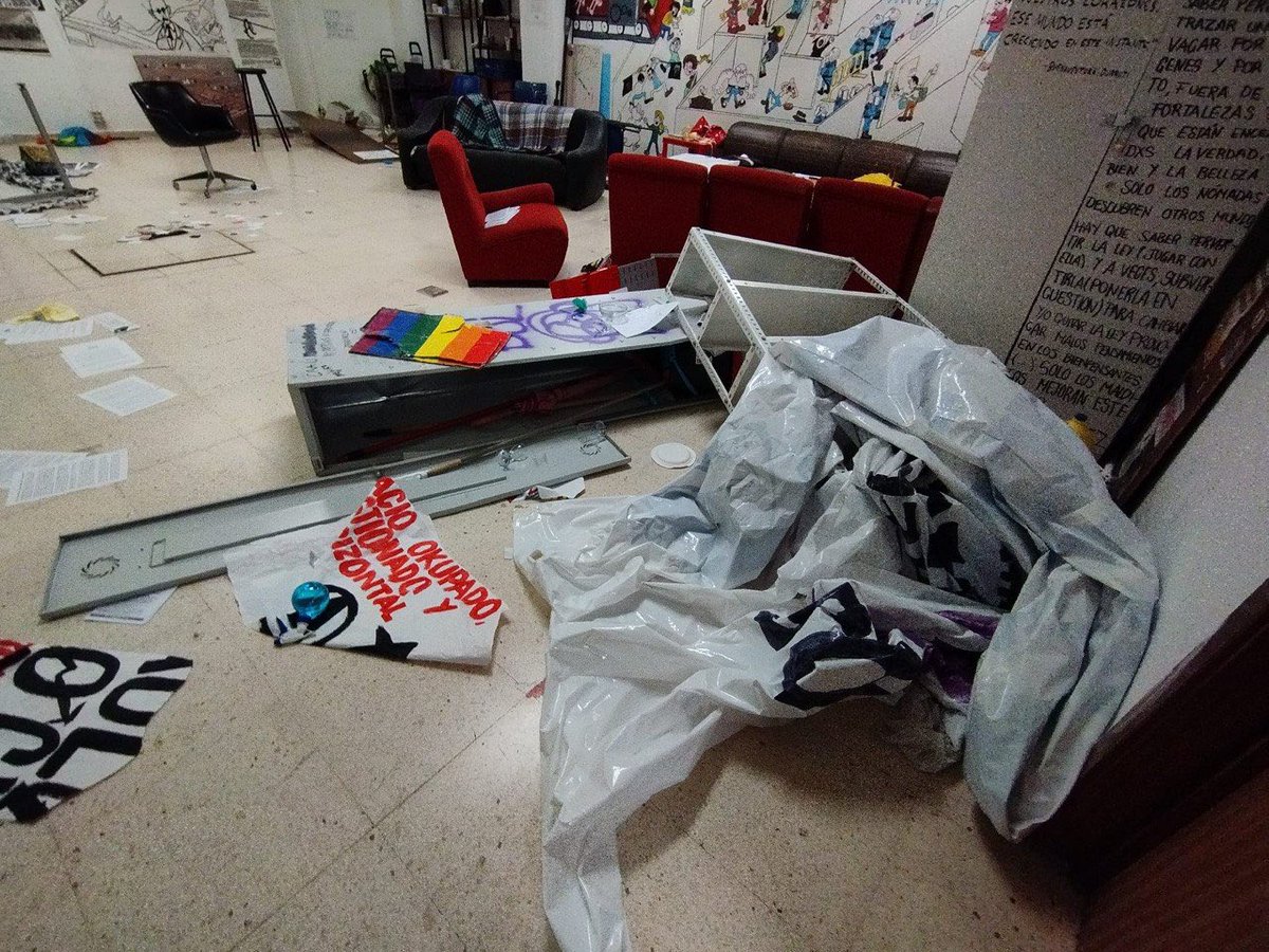 Ayer entraron los falangistas a reventar el espacio social de la facultad de Ciencias Políticas de Somosaguas.

Hoy más que nunca: organizadas y combativas. 

No pasarán.