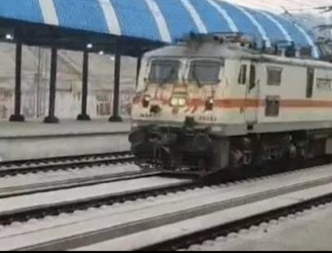 PriyaPriya79249's tweet photo. @RailMinIndia  ट्रेन संख्या 54423 (दिल्ली–हिसार) इस रूट के हजारों दैनिक यात्रियों की एकमात्र ट्रेन है, लेकिन इसे रोजाना लेट किया जाता है। समय 20:36 हो गए है अभी ट्रेन रोहतक भी पहुंची है। यात्रियों को समय से घर पहुंचना भी मुश्किल हो रहा है। कृपया इस समस्या पर तुरंत संज्ञान लें l https://t.co/rQdlaaF3tK