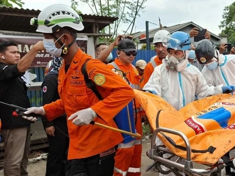 Korban meninggal dunia dalam tragedi longsor gunungan sampah di TPST Bantargebang kembali ditemukan. Total 5 korban ditemukan meninggal. nu.or.id/nasional/didug…