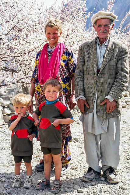 Os Hunza, são um povo centro-asiático do norte do Paquistão, com uma origem genética mista: antigos povos do planalto iraniano e da Ásia Central. Eles falam Burushaski, uma língua isolada, O isolamento nas montanhas do Karakoram preservou um perfil genético único.