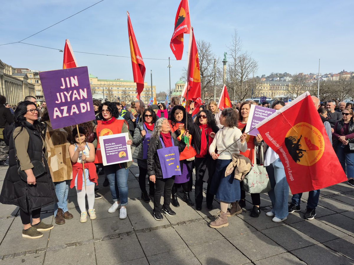 ADKH_ADKH's tweet photo. Stuttgart'ta ADKH her yıl geleneksel olarak Clara Zetkin’in evini ziyaret ediyor. Clara Zetkin’in hayatı ve fikirlerine dair konuşmalar yapıldıktan sonra miting alanına geçildi.
#ADKH
@SYM https://t.co/Ds9W7hBGjp