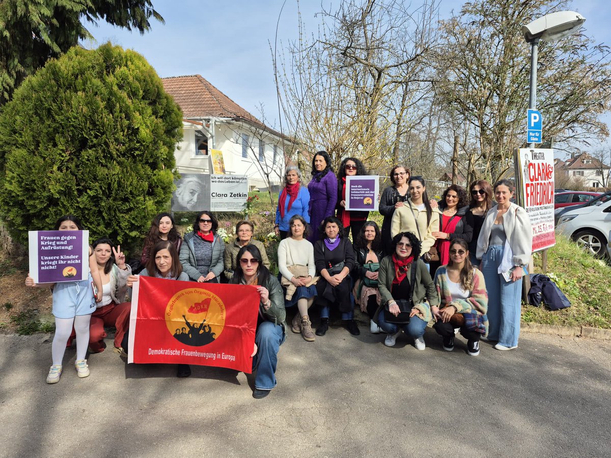 ADKH_ADKH's tweet photo. Stuttgart'ta ADKH her yıl geleneksel olarak Clara Zetkin’in evini ziyaret ediyor. Clara Zetkin’in hayatı ve fikirlerine dair konuşmalar yapıldıktan sonra miting alanına geçildi.
#ADKH
@SYM https://t.co/Ds9W7hBGjp
