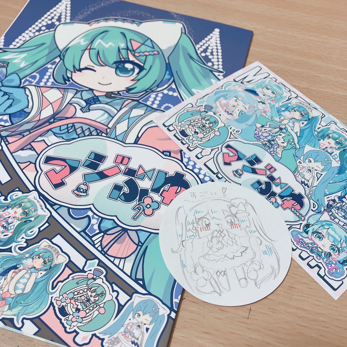 無限ねぎ丼さん(<a href="/Negikueyo39/">無限ねぎ丼</a> )主催の #マジふゆ が我が家にも到着致しました❄️🤍

沢山の激カワ冬祭りちゃんがたくさんで幸せすぎる1冊です❣️
うちの子ページも可愛いょ❕マジふゆ、沢山愛していきましょう…❄️* ゚