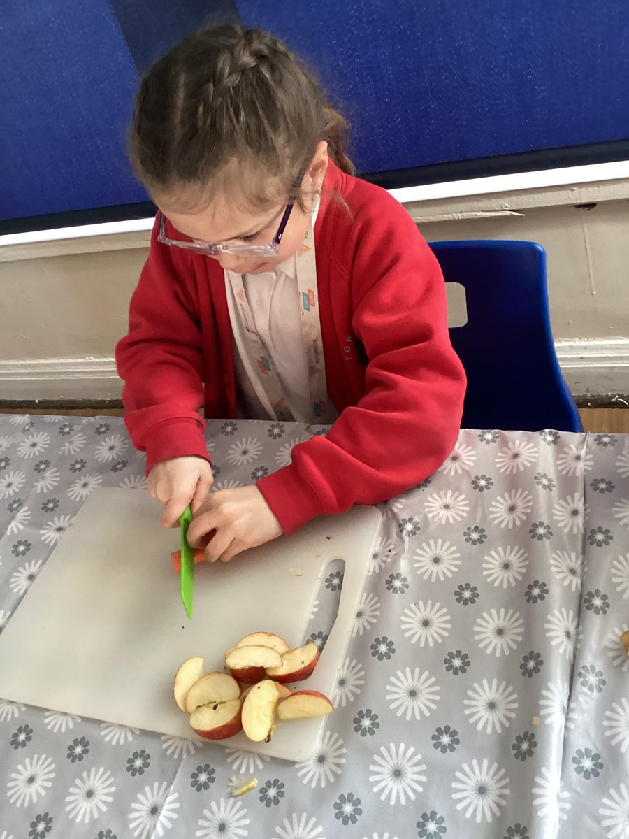 TISElmClass's tweet photo. Elm Class, have started learning different techniques to prepare fruit and vegetables for our Princes Picnic. Elm Class learnt how to use the ‘claw’ and ‘bridge’ technique to slice and dice apples and carrots. @TownvilleIS https://t.co/pmUP27Ree7