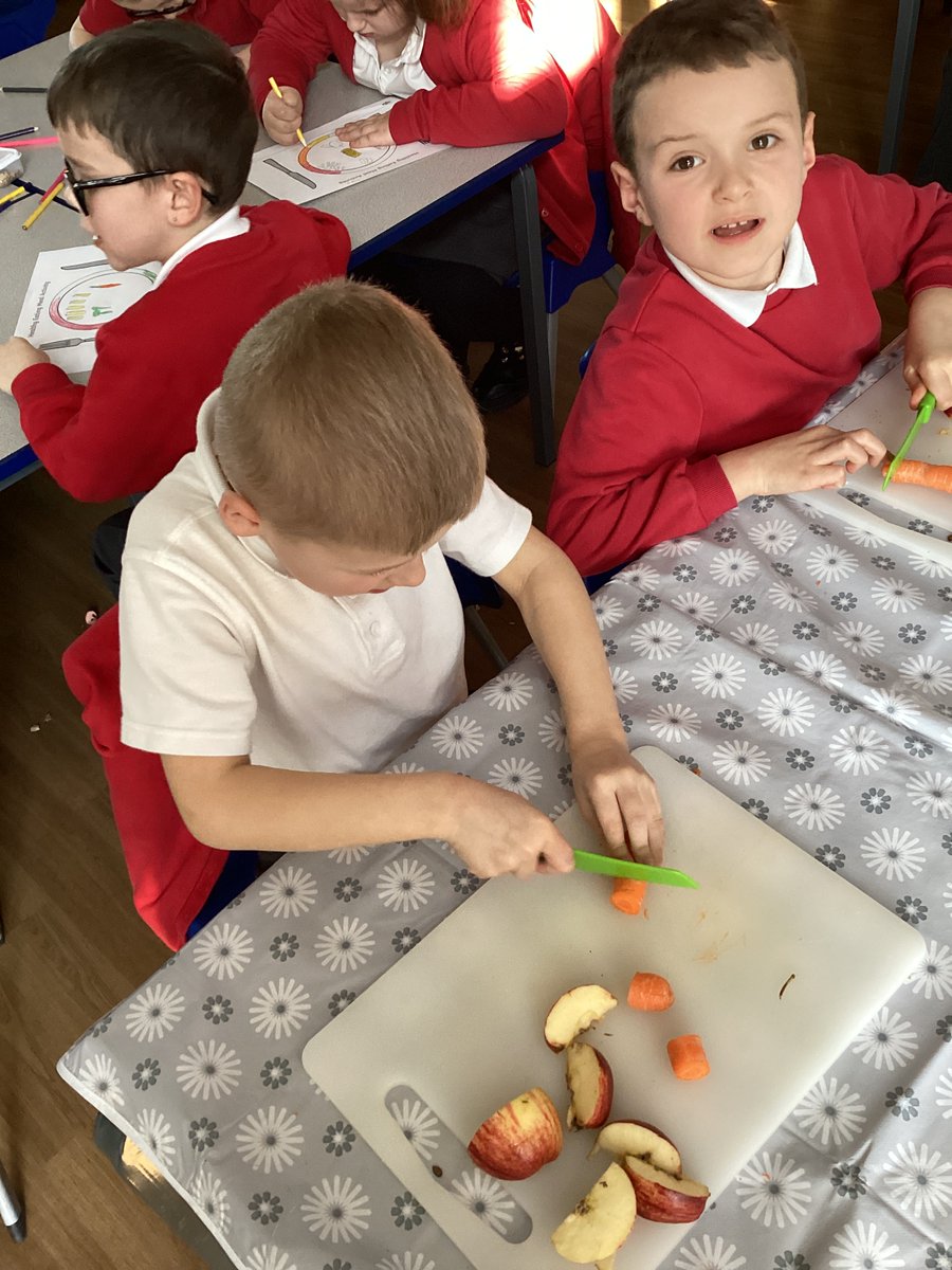 TISElmClass's tweet photo. Elm Class, have started learning different techniques to prepare fruit and vegetables for our Princes Picnic. Elm Class learnt how to use the ‘claw’ and ‘bridge’ technique to slice and dice apples and carrots. @TownvilleIS https://t.co/pmUP27Ree7
