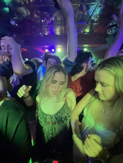 12 banderas rojas a tener en cuenta en una novia:

1. La chica fiestera: