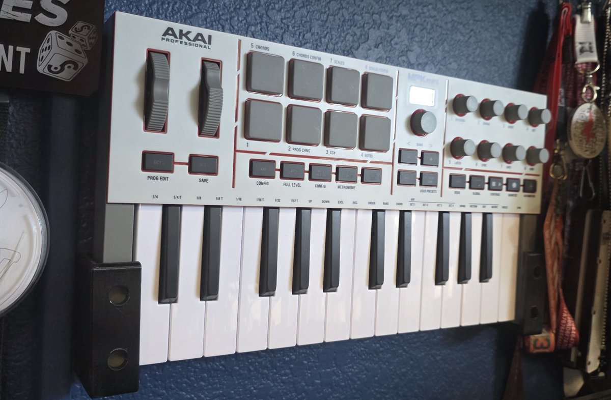 dL@w. . . 2 + 2 = 5 . . groooovin tweet media