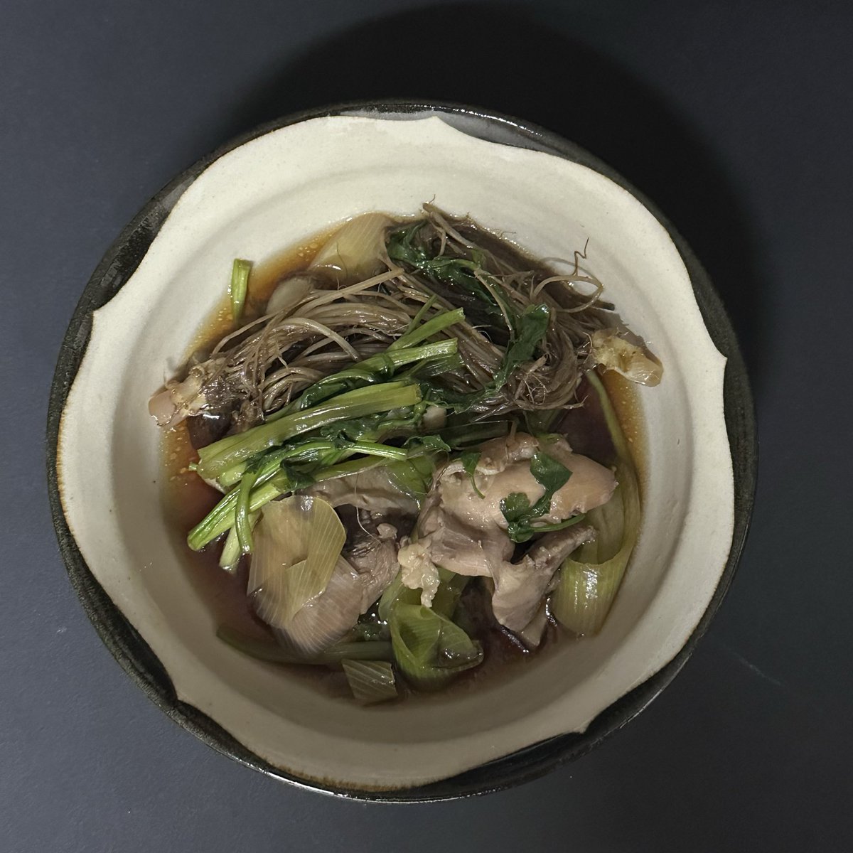 Urittar's tweet photo. 仙台の個人経営の居酒屋で一か八かでせり鍋食べれるかと思って入ったけどなかったんでせり買ってきて自分でせり鍋つくった。
初めて食べたけど鶏肉とせりがの組み合わせめっちゃ美味しい！ https://t.co/aiPDopt49s