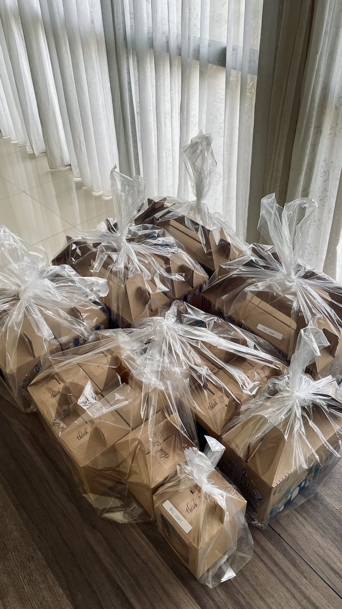 preeynt's tweet photo. Setelah sekian hari, 2 hari ini yg baru sempet ke foto saking hecticnya🙃 tp gapapa…yuk ikutan PO yg mau kue keringnya utk hampers lebaran, bisa satuan juga ataupun white label☺️ #hampers #hamperslebaran https://t.co/yrJTEKRjRm