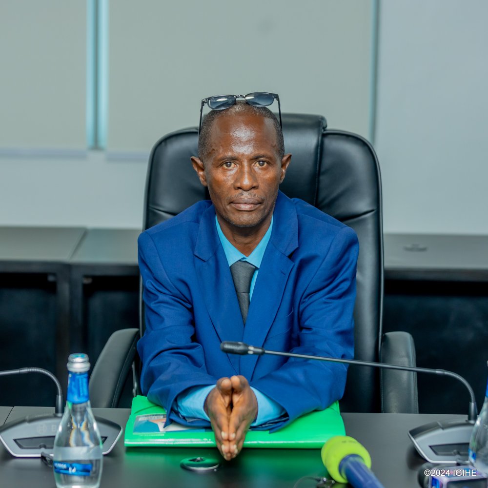 IGIHE's tweet photo. 🚨𝐀𝐌𝐀𝐊𝐔𝐑𝐔 𝐀𝐆𝐄𝐙𝐖𝐄𝐇𝐎🚨
Urukiko Rwisumbuye rwa Nyarugenge rwategetse ko Mazimpaka Patrick, Nizeyimana Didier (Mucoma), Nkeramihigo Japhet na Tumukunde Djuma bareganwaga na Barafinda Sekikubo Fred bafungurwa, bagakurikiranwa bari hanze.
Ku rundi ruhande, Barafinda we yaburanye ubujurire bwe ku ifunga n'ifungurwa ry'agateganyo, kuri uyu wa Mbere tariki ya 9 Werurwe 2026, mu rubanza rwabereye mu muhezo.
Bose baregwa icyaha cyo gukwirakwiza amakuru y’ibihuha bakoresheje imbuga nkoranyambaga by’umwihariko ku miyoboro ya YouTube aho banyuzaga ibiganiro.