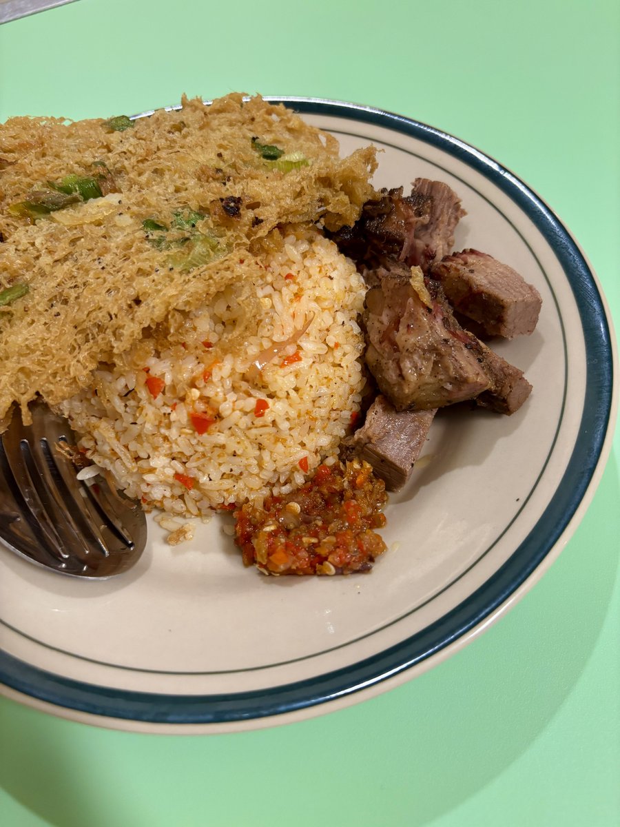 📍Depot selamat sukses, ngagel surabaya

nunggu 40 menit dari waiting list sampe makanan dateng kebayar sama rasanya. kalian cobain juga deh nasi kecombrang brisketnya ENAK BGTTT, dagingnnya empuk dan smokey poll🫶🏻

kopi susunya juga enak weh ga ngasal, creamy dan ga terlalu