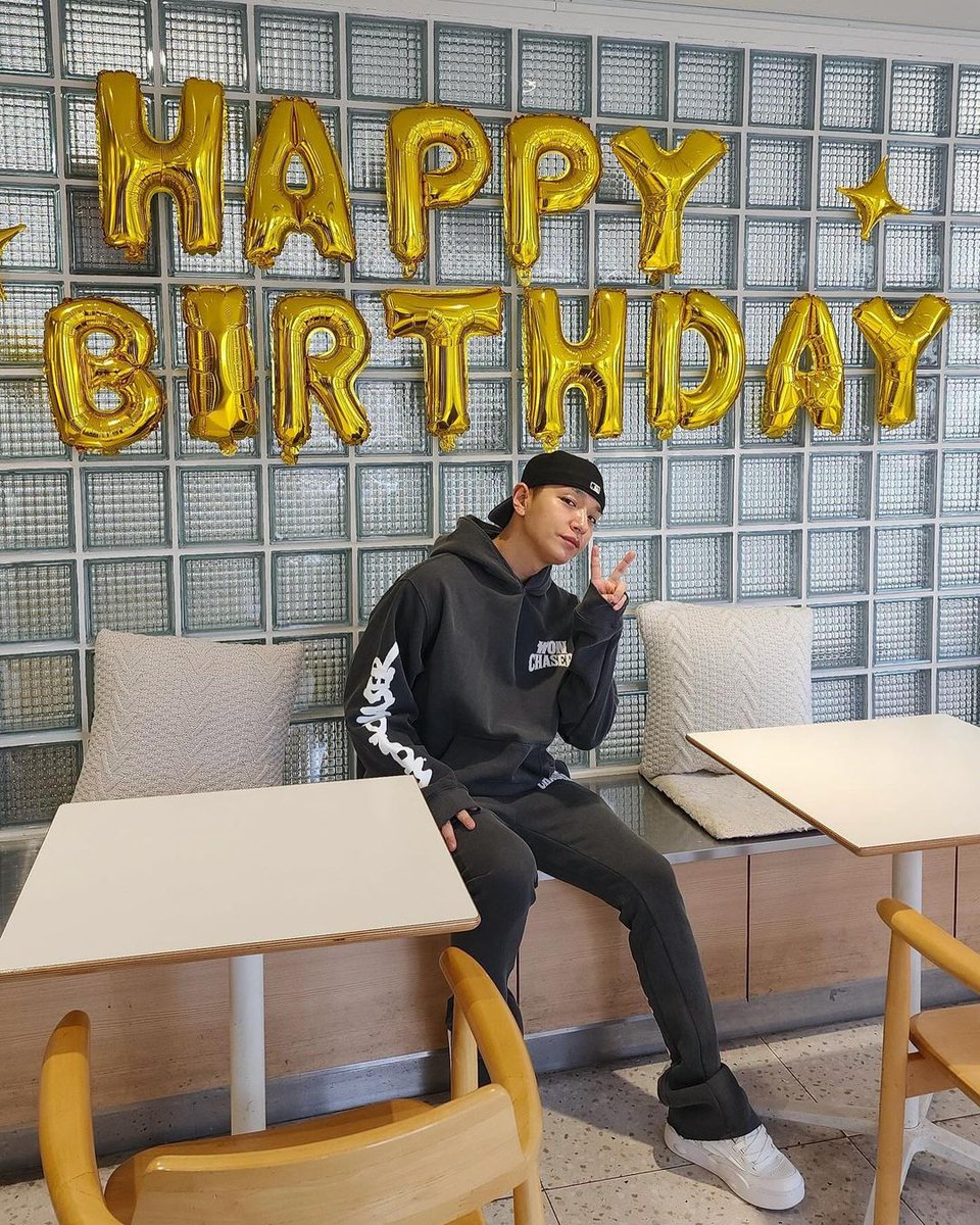 Simon D. tweet media