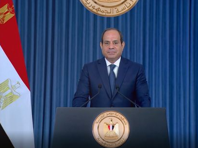 mm2710922's tweet photo. 🚨🚨 عـــاجــل

كلمة الرئيس عبدالفتاح السيسي في الاجتماع
الطارئ بين قادة دول المنطقة ورئيسة المفوضية
الأوروبية ورئيس المجلس الأوروبي ...

بسم الله الرحمن الرحيم

السيد/ أنطونيو كوستا

رئيس المجلس الأوروبي

السيدة/ أورسولا فون دير لاين

رئيسة المفوضية الأوروبية

أصحاب الجلالة والفخامة

السيدات والسادة ؛

﴿السلام عليكم ورحمة الله وبركاته﴾

أود أن أعرب عن تقديري البالغ؛ للاتحاد الأوروبي على هذه المبادرة، واجتماعنا اليوم للتشاور، خلال هذا الظرف الدقيق، الذي تمر به منطقة الشرق الأوسط، بما يترتب عليه من تداعيات متعددة الأبعاد، ليس فقط إقليميًا؛ وإنما على السلم والأمن الدوليين.

وإذ أبدأ كلمتي؛ بالتأكيد على موقف مصر الثابت، وجهودها الحثيثة لخفض التصعيد، والحفاظ على أمن واستقرار المنطقة وحماية شعوبها، فإنني أشدد على موقفنا الراسخ، الداعم للدول العربية الشقيقة وأمنها، وضرورة احترام سيادتها، وصون مقدراتها، والحفاظ على أمن شعوبها وأؤكد أن مصر؛ تدين بقوة كافة أشكال الاعتداء، على دول الخليج والأردن والعراق الشقيقة، وتدعو للتوقف الفوري عن استهدافها، والالتزام باحترام القانون الدولي والقانون الدولي الإنساني، وعدم استهداف المدنيين.

السيدات والسادة،

إن مصر قد حذرت منذ البداية، من خطورة استمرار الأزمات في الشرق الأوسط، دون التوصل إلى حلول سياسية وسلمية مستدامة لها، بما في ذلك موضوعات الانتشار النووي وطالبنا مرارًا على مدار سنوات، وفى كافة المحافل الدولية، بإقامة منطقة خالية مــن الســـلاح النووي في الشـــرق الأوســــط وذلك على ضوء قناعة مصر الراسخة، بخطورة الانتشار النووي، على أمن وسلامة شعوب المنطقة، وبضرورة التنفيذ الشامل غير الانتقائي، لمنظومة منع الانتشار النووي، وفقًا للشرعية الدولية ومبادئ الأمم المتحدة ذات الصلة، تفاديًا لدخول المنطقة في سباق للتسلح، والمواجهات العسكرية والتصعيد المتكرر.

ولقد بذلت مصر جهدًا حثيثًا، على مدار الفترة الماضية لدى كافة الأطراف، لخفض التصعيد، والعودة للمسار الدبلوماسي والحلول السلمية لهذه الأزمة؛ بما في ذلك البرنامج النووي الإيراني حيث أسهمت الجهود الدبلوماسية المصرية، في توصل الجمهورية الإسلامية الإيرانية؛ والوكالة الدولية للطاقة الذرية لاتفاق القاهرة وذلك خلال الاجتماع الوزاري، الذي استضافته مصر في ٩ سبتمبر ٢٠٢٥، لتعزيز إجراءات بناء الثقة بين الجانبين.

كما واصلت مصر جهودها على مدار الأشهر الماضية، لدفع المسار الدبلوماسي، وشجعت كافة الأطراف، على التوصل إلى تسوية سلمية شاملة، تجنب المنطقة مخاطر وتبعات التصعيد، لاسيما في ظل ما تشهده المنطقة بالفعل، من توترات وأزمات متعددة.

وفى هذا السياق؛ تؤكد مصر على ضرورة تفادى المزيد، من اتساع رقعة الصراع، خاصة مع التداعيات غير المسبوقة المترتبة عليه، والتي ستؤثر على أمن واستقرار دول المنطقة، وكذلك على الاقتصاد العالمي وأمن الطاقة وبما يضعف من قدرة المجتمع الدولي، على تحقيق التعافي من الآثار السلبية، التي تسببت فيها الأوبئة، والمواجهات العسكرية في مناطق العالم المختلفة، على مدار الأعوام الماضية.

السيدات والسادة،

اسمحوا لي أن أستعرض معكم، الرؤية المصرية إزاء التطورات الجارية في المنطقة:

أولًا: نؤكد ضرورة الوقف الفوري، لكافة الاعتداءات على الدول العربية الشقيقة وتعاود مصر التأكيد؛ على رفضها القاطع لانتهاك سيادة الدول العربية، وسلامة أراضيها ومواطنيها، أو أي تهديد أو استهداف لأمنها واستقرارها وأود أن أؤكد؛ أن الأمن القومي للدول العربية، جزءً لا يتجزأ من الأمن القومي المصري.

ثانيًا: نشدد على أهمية تحلى كافة الأطراف، بضبط النفس والعمل على خفض التصعيد، وتغليب لغة الحوار، والدفع بالمسار الدبلوماسي، والتمسك بمبدأ تسوية الأزمات والنزاعات عبر الوسائل السلمية، باعتباره الخيار الصائب؛ لتحقيق الاستقرار والأمن المنشودين.

ثالثًا: نؤكد ضرورة إدراك كافة الأطراف، خطورة التداعيات الاقتصادية للتصعيد الراهن في المنطقة، والذي امتدت آثاره إلى كافة دول العالم، وعلى نحو ينال من استقرار أمن الطاقة، ويضر بأمن الممرات الملاحية،

ويؤثر على سلاسل الإمداد وحركة التجارة العالمية، وعلى معيشة المواطنين وتوفير احتياجاتهم، لاسيما في الدول النامية وبما يضع على كاهل المجتمع الدولي، مسئولية العمل المشترك لنزع فتيل الأزمة.

رابعًا: ترحب مصر بالدور المهم، الذي يضطلع به الاتحاد الأوروبي، للمساهمة في التسوية السلمية لمختلف القضايا الإقليمية والدولية، ولاسيما الأزمة الراهنة وأود أن أؤكد؛ حرصنا على استمرار التنسيق الوثيق مع الاتحاد الأوروبي، والتشاور معه في إطار الشراكة الاستراتيجية الشاملة التي تجمع بيننا، وبالشكل الذي يحقق مصالح الجانبين، في ظل التحديات المشتركة ذات الصلة.

السيدات والسادة،

إن إخفاق المجتمع الدولي، في إنهاء تلك الأزمة، في أسرع وقت عبر الوسائل السلمية، سيمثل خطرا محدقا على النظام الدولي ومؤسساته، وقدرته على معالجة الأزمات، وبما يضعف من ثقة الدول؛ لاسيما النامية، في النظام الدولي القائم على القواعد وأؤكد أن مصر؛ لاتزال تؤمن بمحورية هذا النظام الدولي، وقدرة مؤسساته على ممارسة دورهـا الأصيـل، في تسـوية الأزمـات الدوليــة وستظل متمسكة بمبادئ ومقاصد ميثاق الأمم المتحدة، بما في ذلك احترام سيادة الدول، وعدم التدخل في شئونها الداخلية، أو اللجوء لاستخدام القوة.

ختامًا؛ فإن مصر ستستمر في بذل جهودها، مع كافة الدول والأطراف المعنية، بهدف احتواء هذا التصعيد، وتسوية الأزمة بالوسائل السلمية، لتجنيب شعوب المنطقة المزيد من التوتر وعدم الاستقرار، وحفاظا على مقدراتها ومستقبلها.

وشكرًا جزيلًا

اسمحوا لي قبل أن أنهي كلمتي أن اتحدث معكم بشأن موقف محتاج أننا نتحدث فيه بوضوح، وهو الموقف في لبنان، وأهمية دعمها وأهمية الحفاظ على استقرار دولة لبنان في ظل ما تعانيه من تحديات، أو تواجهه من تحديات، وخاصة العمل وبكل قوة على عدم قيام إسرائيل باجتياح لبنان خلال هذه المرحلة الصعبة، وأيضًا عدم استهداف البنية التحتية للدولة اللبنانية حال التصعيد.

مهم جدًا أننا في هذه المرحلة الصعبة أن ندعم الدولة اللبنانية، وندعم التوجهات الإيجابية للرئيس عون في محاولته لنزع سلاح حزب الله والحفاظ على استقرار دولة لبنان، وعدم انخراطها في تحديات أتصور أننا مسؤولون، ومطالبون بالوقوف بجانب لبنان في هذه المرحلة الصعبة لمنع تدهور الموقف أكثر من ذلك.

على نفس الصعيد؛ مهم جدا أن نحافظ على الاستقرار وعدم السماح باستهداف أراضي الدولة السورية في أي وقت من الأوقات، والحفاظ على سيادة الدولة السورية خلال هذه المرحلة أيضًا، ونتحسب من التطورات الجارية على شكل ومستقبل الأمن الإقليمي في المنطقة".

شكرًا جزيلًا