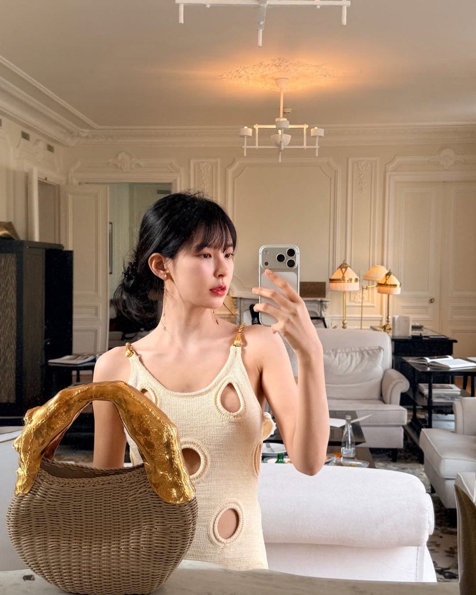 xinsooou's tweet photo. It’s so easy to 𝒇𝒂𝒍𝒍 𝒊𝒏 𝒍𝒐𝒗𝒆 with 𝐏𝐚𝐫𝐢𝐬 when 𝐅𝐨𝐮𝐪𝐮𝐞𝐭’𝐬 𝐏𝐚𝐫𝐢𝐬 offers you this kind of room to stay 🇫🇷 https://t.co/AyBtGipojb