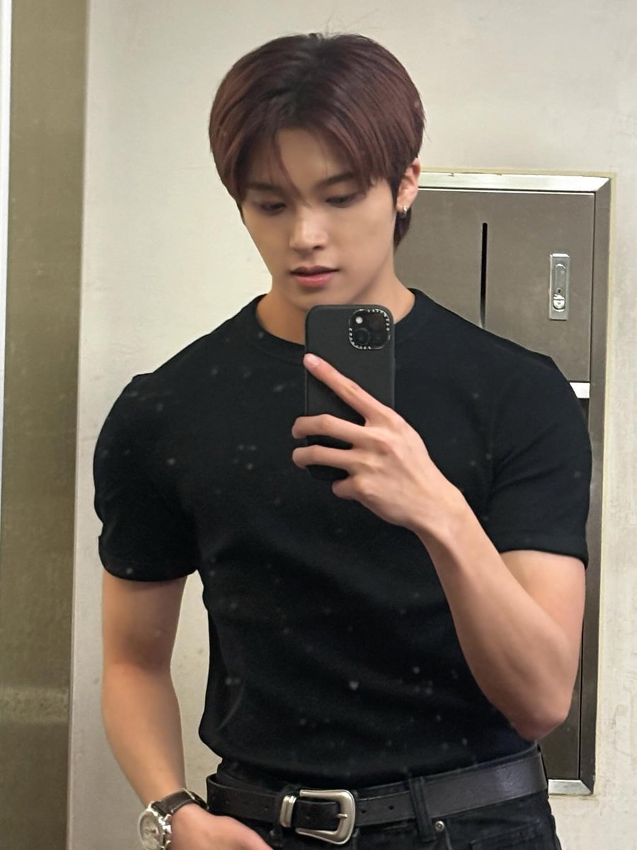 JUNMINPUNYAKU's tweet image. He uses mirror selfies while I use front camera selfies, we’re not the same

#RoadySelcaDay #road𝓨selcaday #road𝓨 #RDYSD #준민 #JUNMIN #싸이커스 #xikers