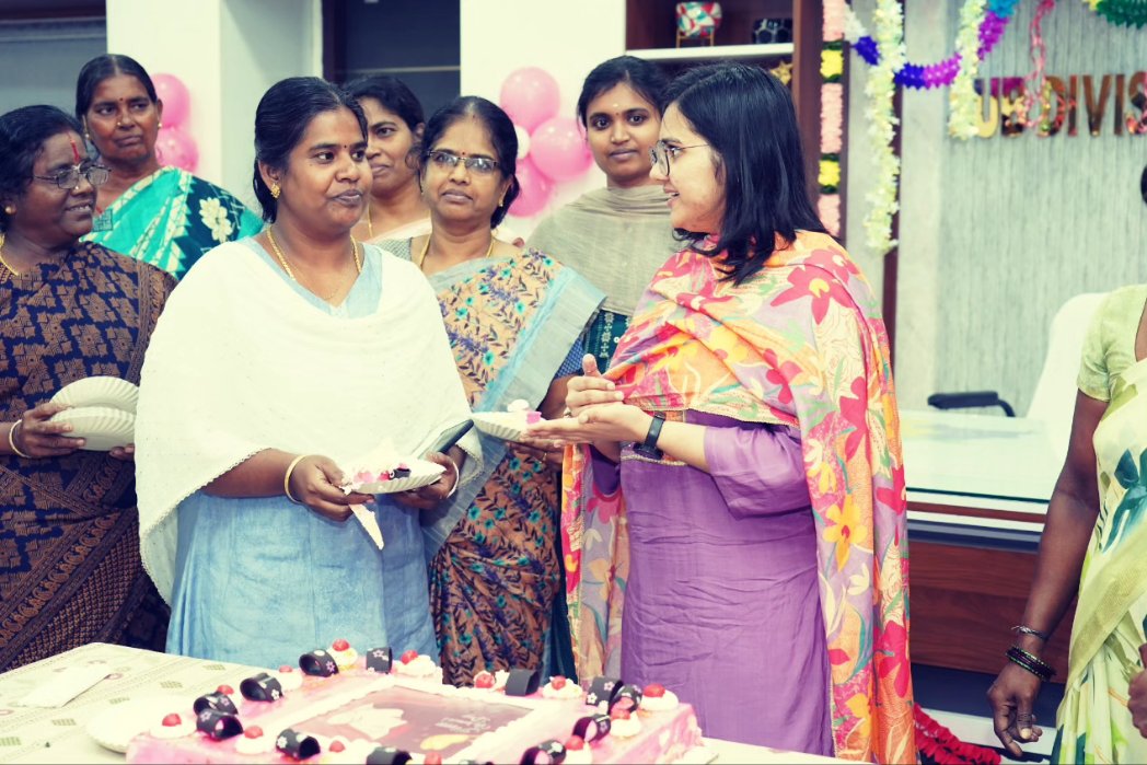 ஆய்வு முடிந்து வந்தபோது மகளிர் தின ஆச்சரியம் காத்திருந்தது!

எங்களைச் சிறப்பாக உணரச் செய்த ஆண் சக ஊழியர்களுக்கு நன்றி.

தேதியைப் பொருட்படுத்தாமல், ஒவ்வொரு நாளும் பெண்களை மரியாதையுடன் நடத்துவதே உண்மையான முன்னேற்றம்.
🌸#WomensDay #Equality