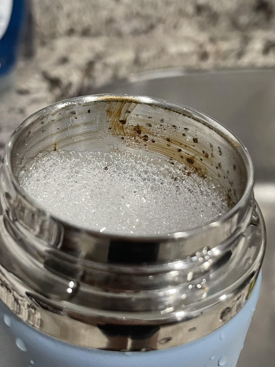 AymanAlatas's tweet photo. Bintik Hitam di Botol Minum: Hati-Hati itu bisa jadi Bakteri dan Jamur!

Jangan terkecoh, bintik hitam yang licin di botol minum Anda sebenarnya adalah ekosistem campuran di mana bakteri dan jamur bekerja sama membangun "apartemen" mikroskopis yang sangat bandel. Secara mikrobiologi, fenomena ini dimulai oleh bakteri yang membangun Biofilm, lapisan lendir lengket yang berfungsi sebagai fondasi rumah, lalu jamur datang menempel di atas lendir tersebut hingga tumbuh dewasa dan membentuk bintik-bintik hitam yang kalian lihat. Jika hanya membilasnya tanpa menyikat secara manual, kalian hanya membuang jamurnya saja sementara "semen" atau benteng bakterinya tetap menempel kuat dan siap menumbuhkan koloni hitam baru hanya dalam hitungan jam. Untuk membasminya sampai tuntas, kalian wajib menggosok sekuat tenaga menggunakan sikat kasar guna meruntuhkan struktur biofilm bakteri, lalu bilas kembali dengan air panas atau cuka untuk membunuh spora jamur yang tersisa agar botol tidak lagi menjadi markas kuman yang mengancam pencernaan.

dr. Ayman Alatas SpMK