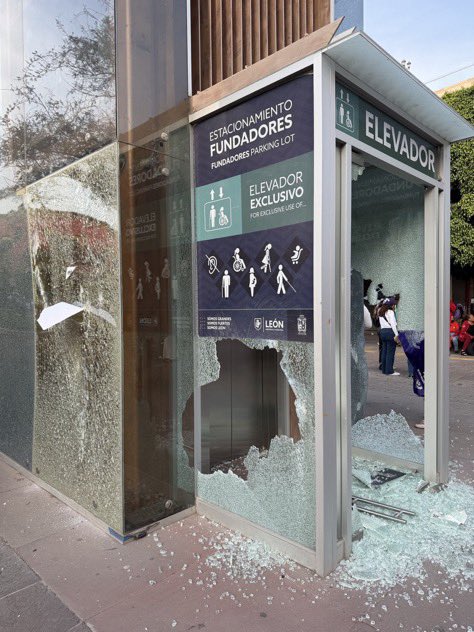 El elevador “machista”, su única función era ser accesible con personas discapacitadas, de la tercera edad y mujeres embarazadas. 

Así quedó destruido ayer en el Día Internacional de la Mujer por las feministas. 

Ven como el feminismo es algo totalmente reprobable. 👎🏻