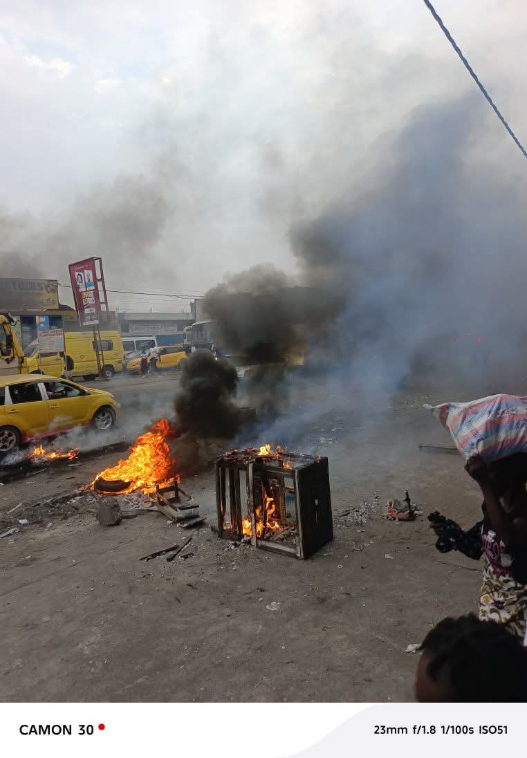 EdmondIzuba1's tweet photo. 🔴 #INSECURITÉ #A #NSELE Dans la nuit du 8 au 9 mars, un cambriolage a tourné au drame à Terre Jaune. La jeune Allegria, qui venait tout juste d'avoir un an, a perdu la vie après avoir été atteinte par un projectile. Sa mère, également victime des tirs des malfaiteurs, a été blessée au pied. Elle est actuellement soignée dans un établissement de santé.

@shabani_lukoo @StanysBujakera @wembi_steve @EdmondIzuba1 @kakese_leon @SuminwaJudith