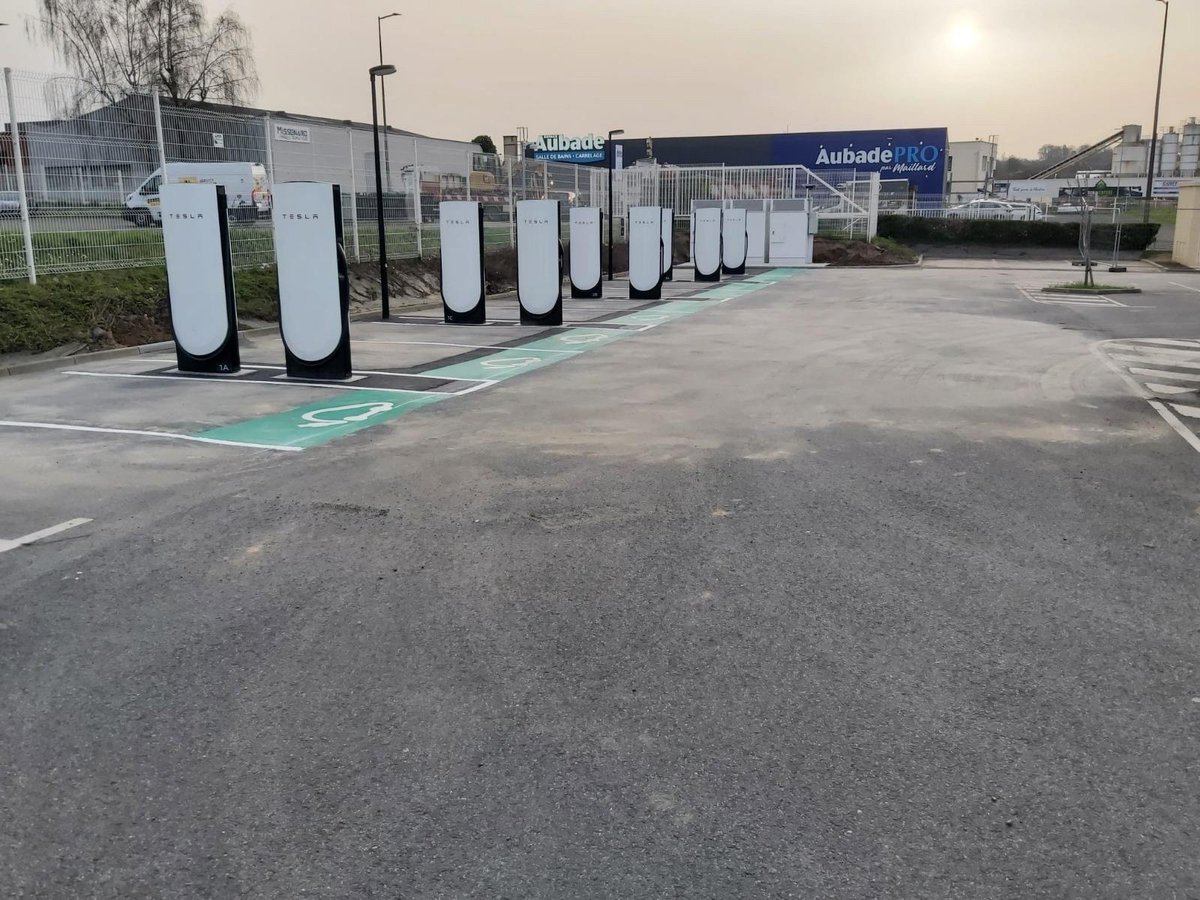 Tesla Charging tweet media