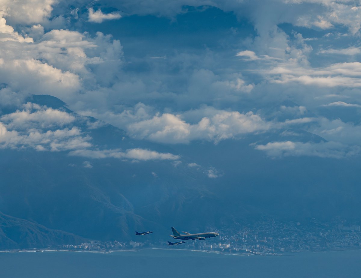 ConflictsW's tweet photo. 2 US F-35 jets an a P-8 Poseidon reconnaissance aircraft seen flying by Caraballeda, La Guaira during a ‘Joint Airpower Coastal Presence Patrol’ on March 6th
#Venezuela https://t.co/HoCY2ZkAMu