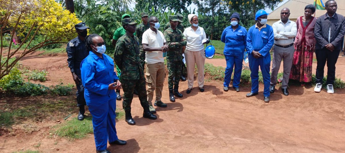 NgomaDistrict's tweet image. Uyu munsi, ku bufatanye bw'Akarere, #RBC na #SFH mu Murenge Jarama; Umuyobozi w'Akarere wungirije ushinzwe imibereho myiza @MukayirangaGlo1 yatangije igikorwa cyo gutera umuti wica imibu utera Malariya mu nzu.