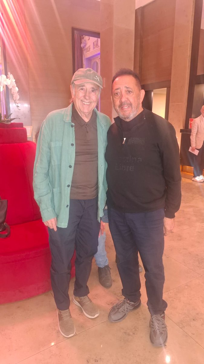 Luis_Delia's tweet photo. El sueño de mi vida, una foto con el "Nano" Serrat https://t.co/vEkKD2KE33