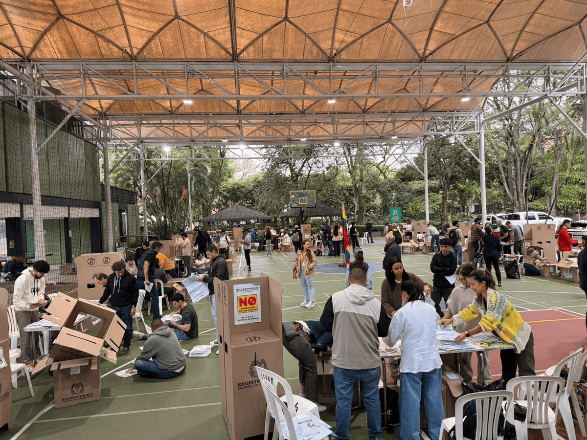 🔍 Carreras y quejas de último momento en una jornada tranquila en #Medellín.

Las elecciones cerraron con calma y votos de último minuto en <a href="/EAFIT/">Universidad EAFIT</a>. Destacan redes para investigar candidatos y el valor del voto femenino en el #8M2026
📰👉conexionsabana360.com/medialab/en-vi…

#Elecciones2026