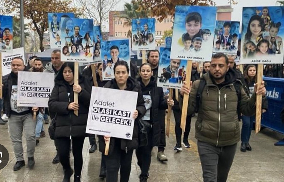 İsias davasının tiyatrosunu yıllardır izliyoruz.
Peki elimizde ne kaldı?

HAYAL KIRIKLIĞI
ACI
ÜZÜNTÜ
GERİZEKÂLI YERİNE KONMA
AKIL SAĞLIĞIMIZLA OYNANMA

Artık YETER diyoruz.

72 canın vebali üzerinizde olsun. Nefes alamadıkları her gün için boğulun.
#isiasolasıkast