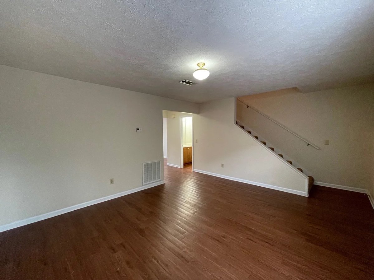 MandWRealty's tweet photo. 📍608 University Dr
💲1,300/month
⭐️For Rent - Available Now &amp; Fall!

This 2Bed/1.5Bath unit located right behind Bin 612 offers the convenience of walking distance to some of Starkville’s most popular restaurants &amp; just minutes from MSU!

Maroon &amp; White Realty | 662-615-0703 https://t.co/Gd5fLbU4dA