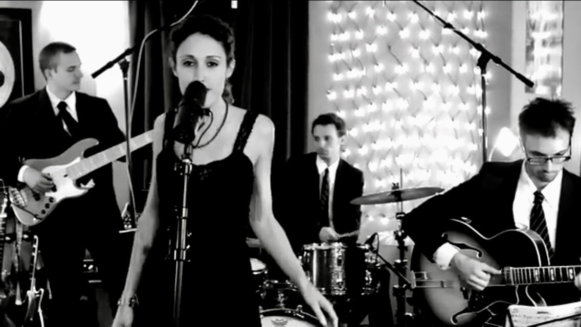 Baila Nova - Samba De Uma Nota Só (One Note Samba) - Antônio Carlos Jobim youtu.be/bI7DT0xUsvA?si… <a href="/YouTube/">YouTube</a>