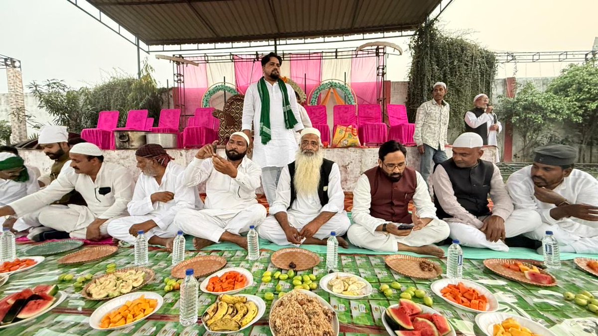 imshaukatali's tweet photo. जनपद सुल्तानपुर में पार्टी द्वारा आयोजित दावत-ए-इफ्तार शिरकत किया।
#Ramadan #Dawat #Iftar #sultanpur #AIMIMUttarPradesh https://t.co/OGCXuQsJg4