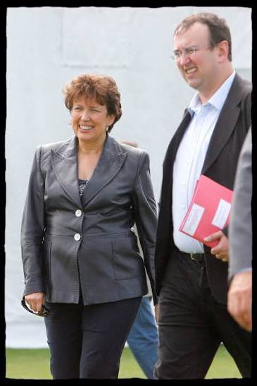 Roselyne Bachelot et le fiston parasite. 

On a tous en tête l’image de cette jeunesse dorée, parachutée dans des salons feutrés sans jamais avoir à forger son acier dans le creuset du monde du travail. Pour Pierre Bachelot, fils de l’emblématique Roselyne, le destin semblait