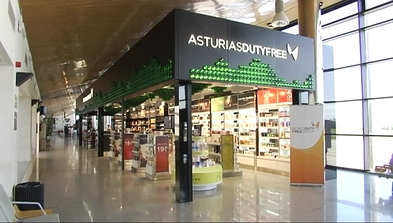 Cuando el negocio no siempre es lo que el usuario necesita.

A la izquierda, la planta 1 del aeropuerto de Asturias sin Duty Free con el amplio espacio disponible. A la derecha, ese mismo espacio pero con la DutyFree.

Creo que Aena debe valorar si tener una tienda que no va a