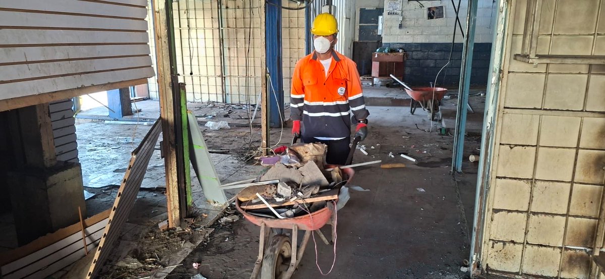 En fase de reordenamiento del #CentroHistórico sobre la Av. España, en la Placita y Plaza 14 de Julio. Continuamos avanzando en el orden y rehabilitación del Corazón de El Salvador.