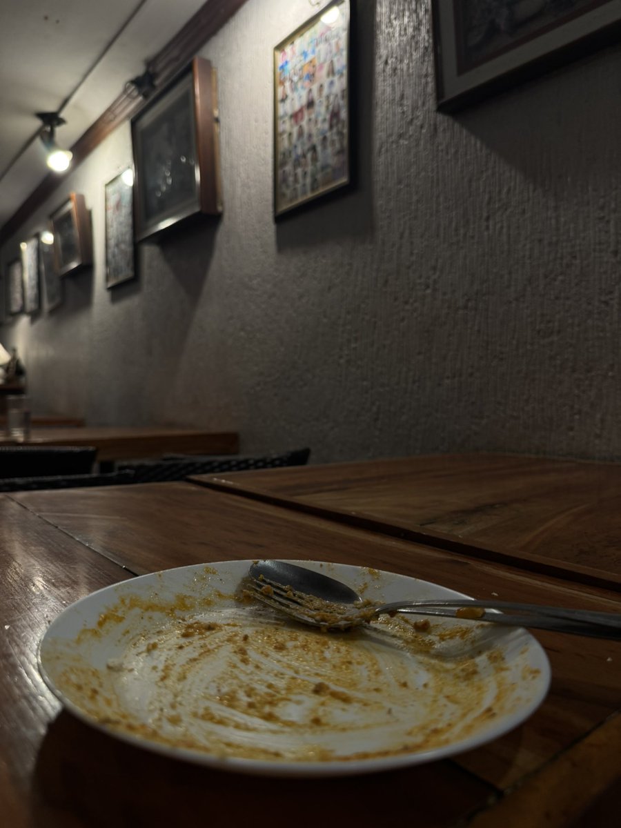 reinteee's tweet image. Today, Selina’s reminded me that the time we have shared with our significant other whether family or friends was definitely a happy one, where we could only reminisce the past. Appreciating the time that slipped away and cherish on what we have right now. 🕳️ #Empty