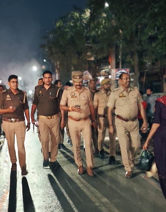 पुलिस अधीक्षक जनपद फतेहगढ़ के निर्देशन में थाना कमालगंज पुलिस द्वारा थाना क्षेत्रान्तर्गत शांति व्यवस्था के दृष्टिगत सुरक्षा, शांति, सौहार्द व कानून-व्यवस्था बनाए रखने हेतु प्रमुख बाजारों व मुख्य मार्गो पर पैदल गश्त की गई। #FatehgarhPolice