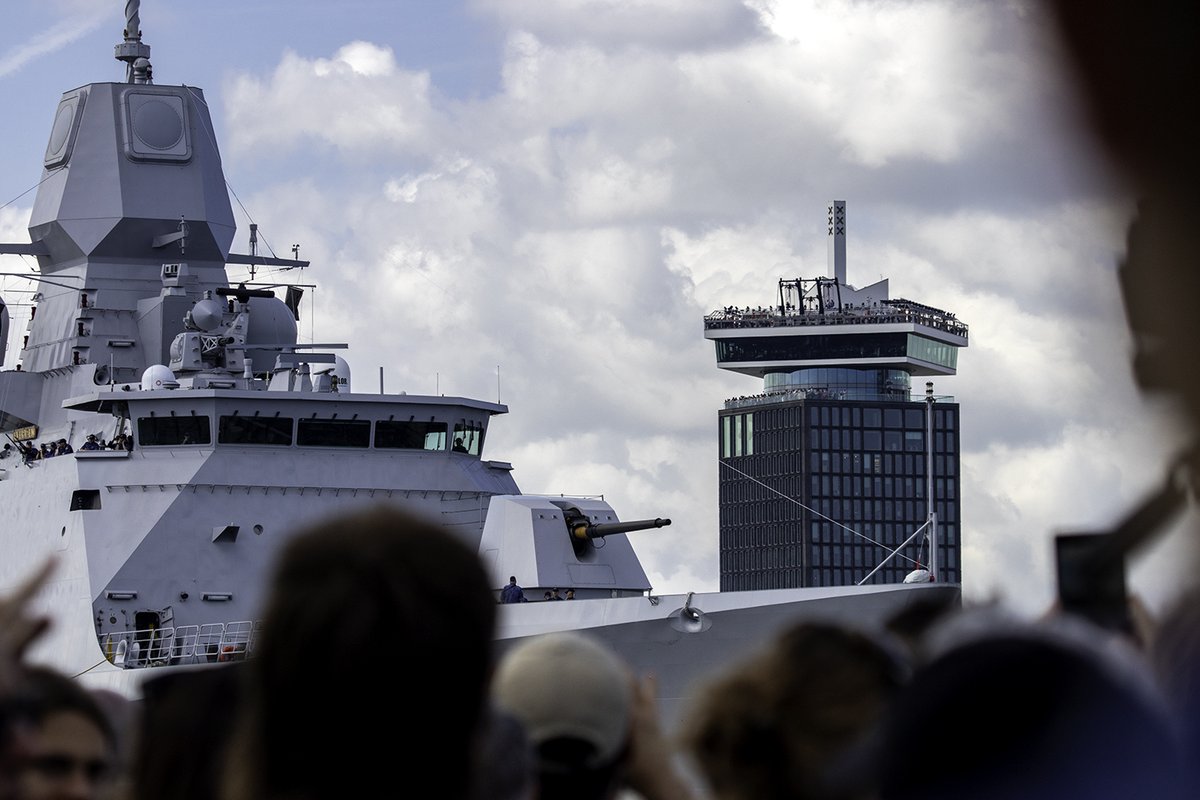 marineschepen's tweet photo. De Evertsen heeft vandaag kort in La Valetta, Malta, gelegen. Het LCF heeft Malta inmiddels verlaten in oostelijke richting. Er is nog niets bekend over een besluit, maar dat kan op korte termijn zomaar veranderen. Meer: https://t.co/n8mOQv2AMu https://t.co/Q1xWduDWpN