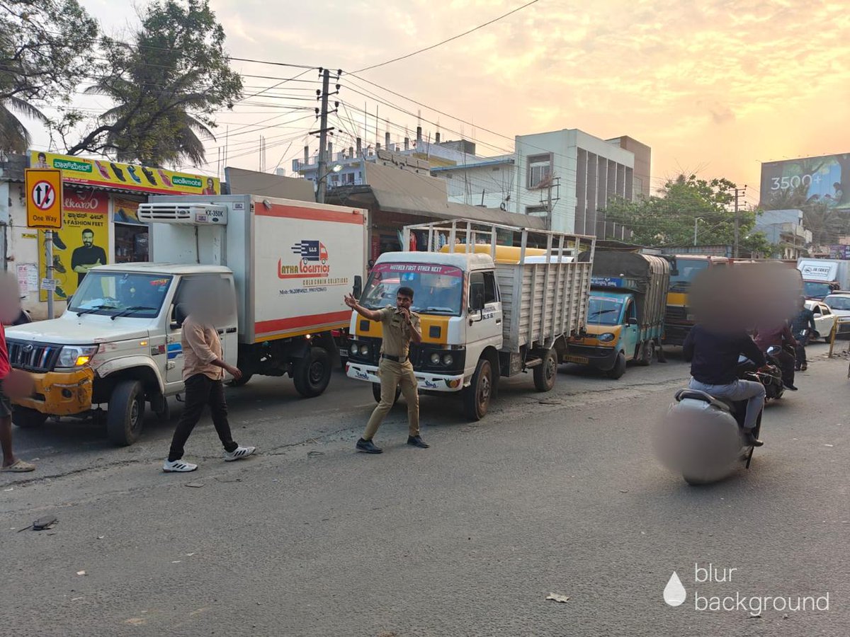 ಟ್ರಾಫಿಕ್ ಜಾಮ್: 
ಇವೆಂಟ್ ಐ.ಡಿ. -2589024, ದಿ:09-03-2026 ರಂದು 112ಗೆ ಕರೆ ಮಾಡಿ ಚಂದಾಪುರ ಸರ್ಕಲ್ ಹತ್ತಿರ ಟ್ರಾಫಿಕ್ ಜಾಮ್ ಆಗಿದೆ ಎಂದು ತಿಳಿಸಿದ್ದು, ERSS ತಂಡ ಸ್ಥಳಕ್ಕೆ ಭೇಟಿ ನೀಡಿ ಟ್ರಾಫಿಕ್ ಜಾಮ್ ಅನ್ನು ಸರಿಪಡಿಸಿ ಸೂರ್ಯನಗರ ಠಾಣೆಗೆ ವಿಷಯವನ್ನು ತಿಳಿಸಿರುತ್ತಾರೆ.<a href="/112Karnataka/">112Karnataka</a>