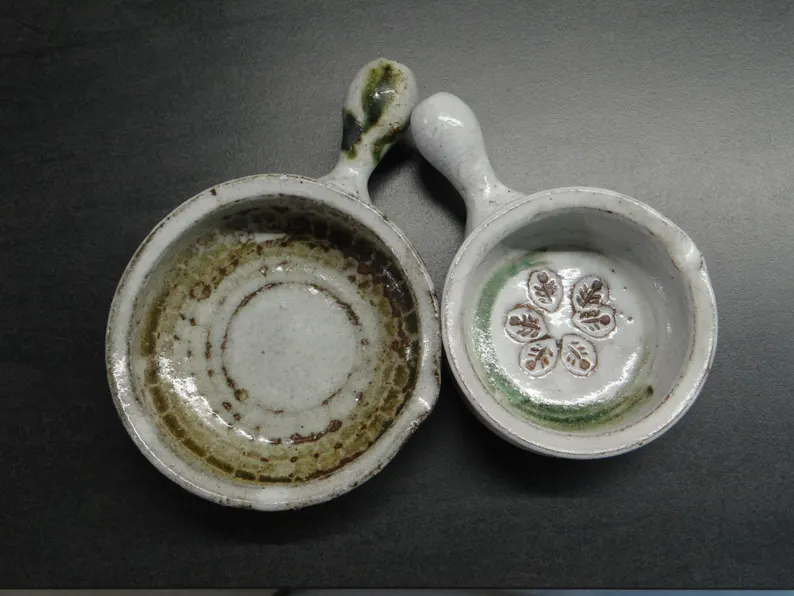elementsdeco's tweet photo. Rare matched vibe: 1970s Albert Thiry Vallauris ceramic gravy boats with hand-incised leaf motif &amp; beautiful green/brown glazing. 
Grab it here: https://t.co/SzfFbI5wrY
#VintagePottery #AlbertThiry #Vallauris #MidCenturyDesign #CollectibleTableware #wiseshopper https://t.co/wGdIlAbw9D