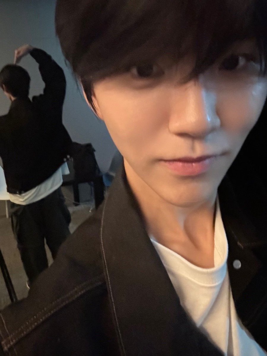 레쥰드 욱긴셀카
등뒤로 하트날리고잇숭ㅋㅋ