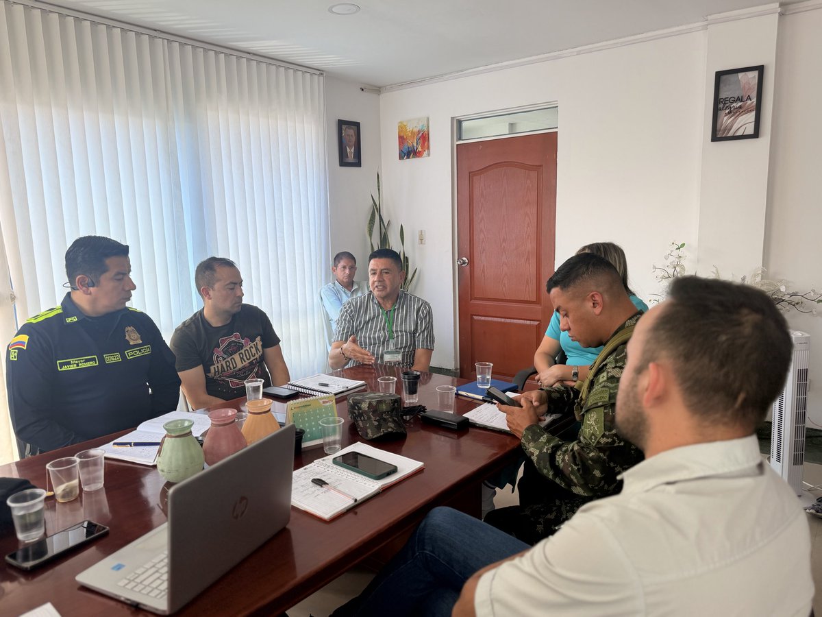 Nos encontramos en el municipio de Santana en Consejo Extraordinario de Seguridad, analizando los hechos recientes y generando acuerdos que permitan fortalecer el orden público y la tranquilidad de la comunidad.