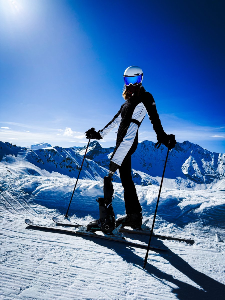 TheAnnabelKiki's tweet photo. On top of the world #SkiFashion #LesArcs https://t.co/ye7Jy5UUFZ