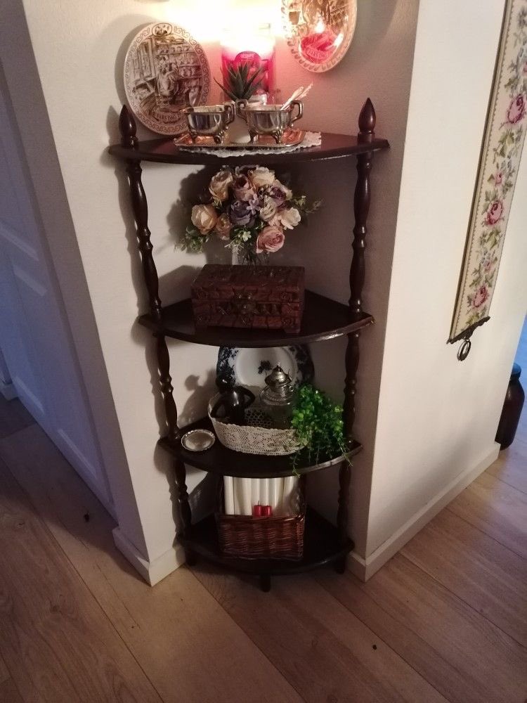 h0neyndmilk's tweet photo. i love corner shelves filled with beautiful trinkets https://t.co/Fvnm1AlgIo