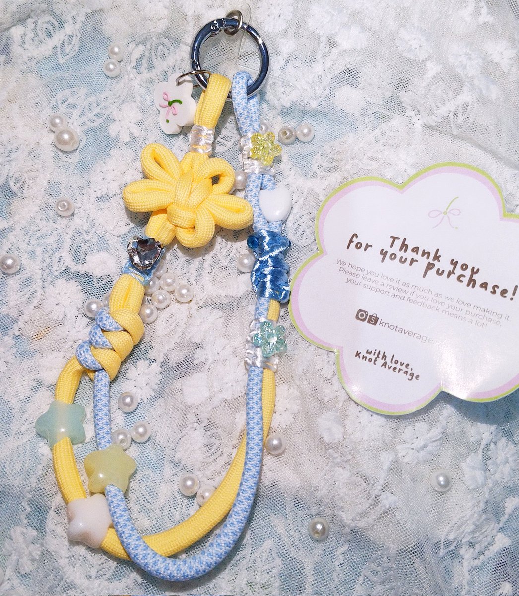 nyawreo's tweet photo. 𓍢ִ໋🪻  today's mails; 💌

Hari ini aku seneng banget kedatangan paket dari kakak cantik @knotaverage_id waktu aku buka paketnya mau ambil phone strapnya plis wangyy banget😻🤍 rasa capek abis pulang kerjaku jadi hilang 😋🤍 mwahh! xixi ditemani oleh nommi, jummo, and junior💛🩵 https://t.co/ijxVXFeZ3f
