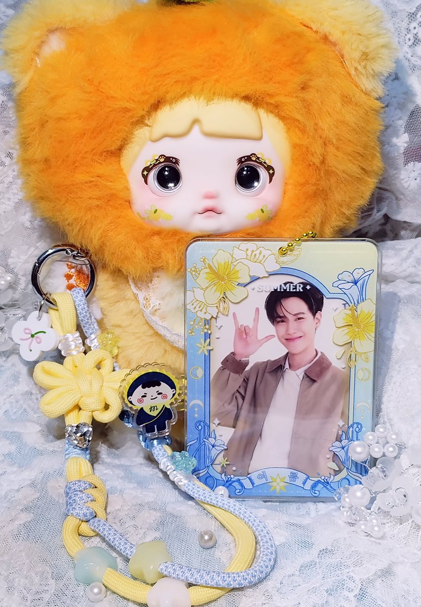 nyawreo's tweet photo. 𓍢ִ໋🪻  today's mails; 💌

Hari ini aku seneng banget kedatangan paket dari kakak cantik @knotaverage_id waktu aku buka paketnya mau ambil phone strapnya plis wangyy banget😻🤍 rasa capek abis pulang kerjaku jadi hilang 😋🤍 mwahh! xixi ditemani oleh nommi, jummo, and junior💛🩵 https://t.co/ijxVXFeZ3f