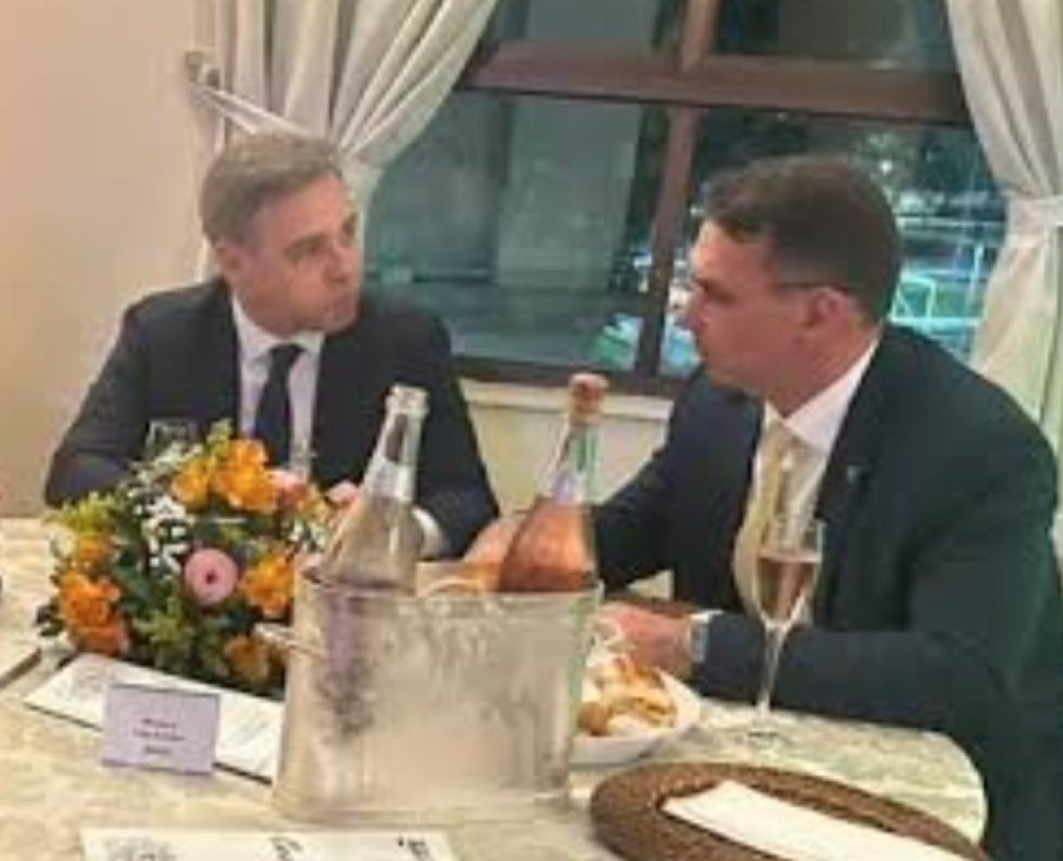 Esse é o juíz independente que tomava champagne com o rachadinha.