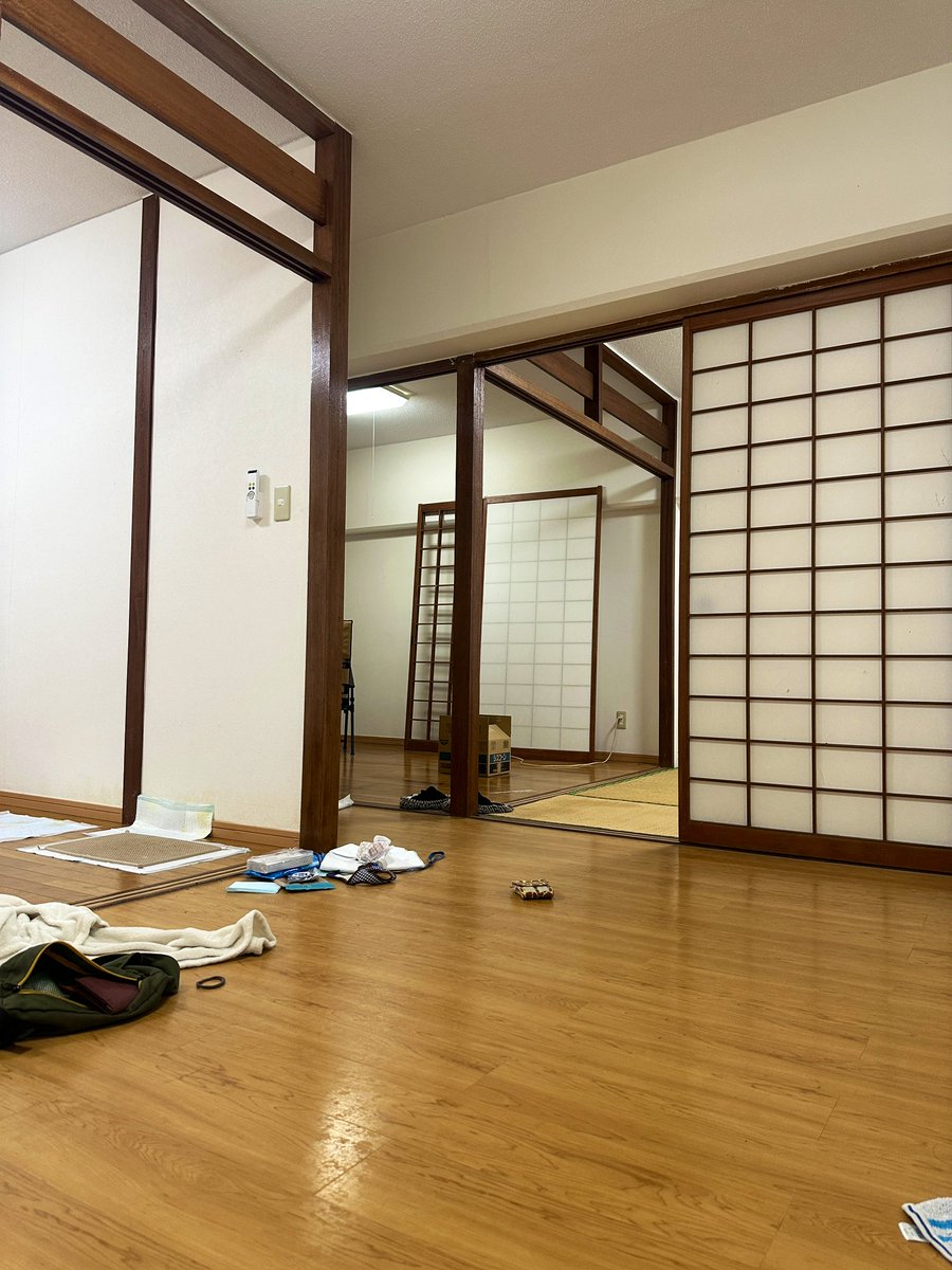 emmm115_2's tweet photo. 仕事終わって片付け、片付け、片付け。
こりゃ大変だーー🤯🤯
めっちゃ働き者だなぁ私、と自分で褒めるしかない。
何もない部屋でマットと寝袋で寝る🌛

#引っ越し
#関東いきます
#4月から新しい仕事 https://t.co/9T2gdYXf6C