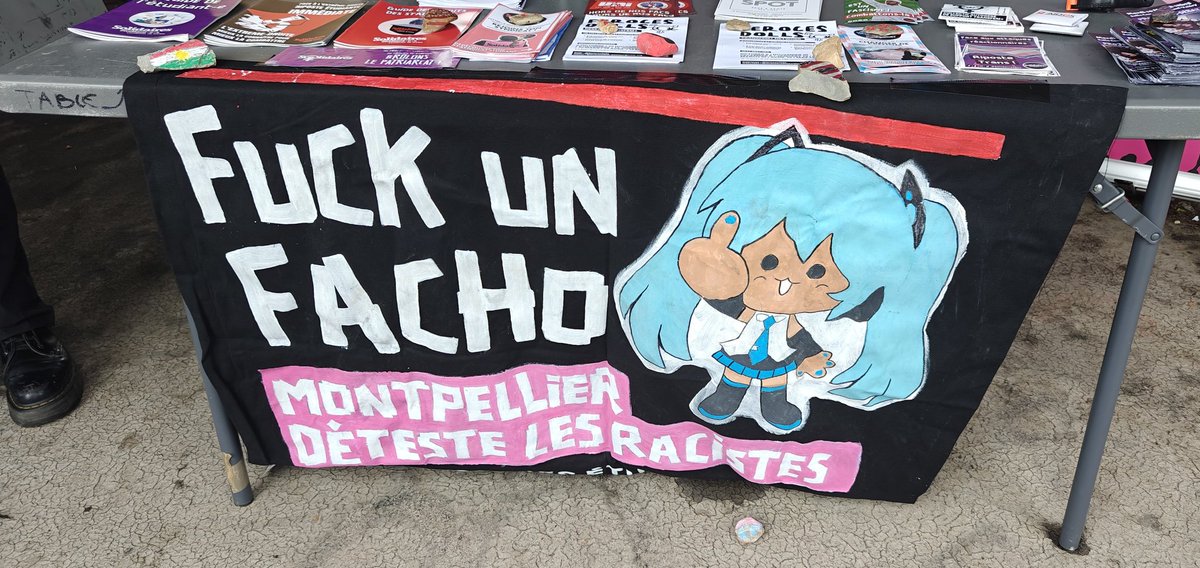 Aerzean's tweet photo. Miku antifa à la fac je m'y attendais pas mais slay https://t.co/JLzOhNn7PE
