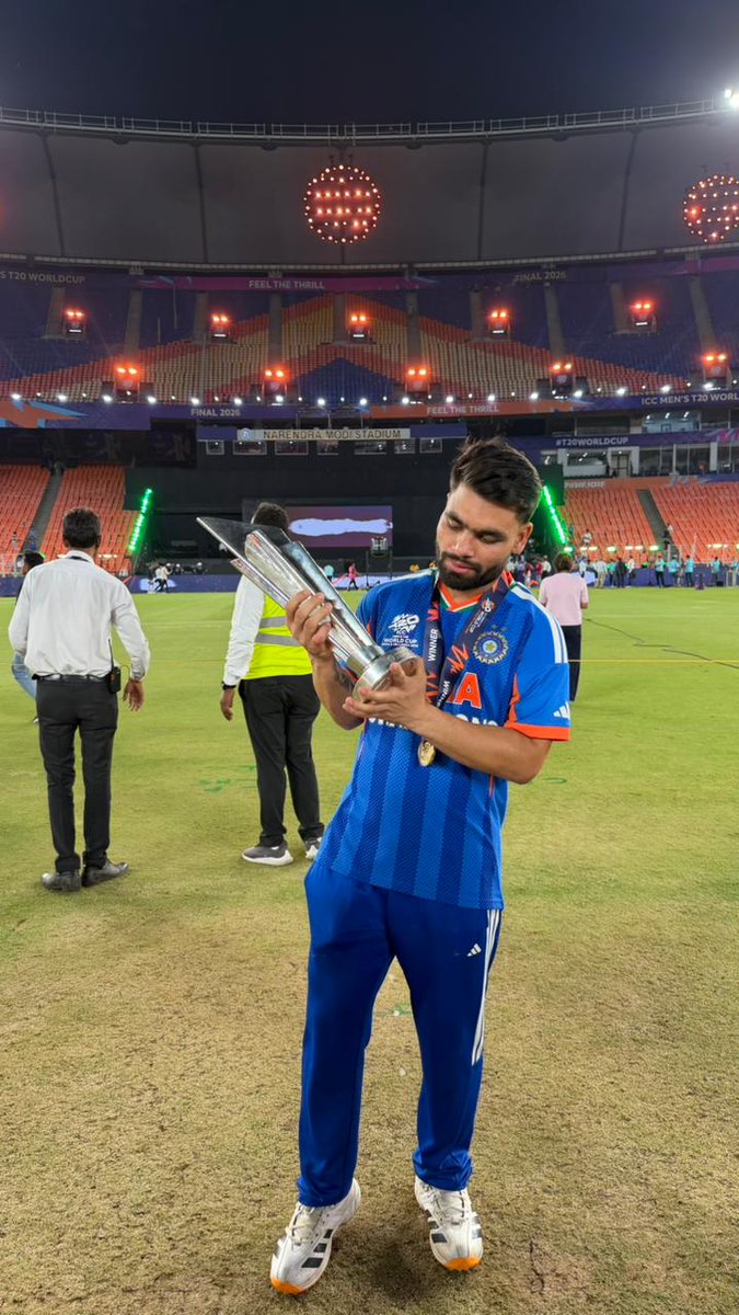 कुछ दिन स्याही से लिखे जाते हैं, लेकिन 8 मार्च जैसे दिन इतिहास में हमेशा के लिए दर्ज हो जाते हैं। यह वह दिन है जब टीम इंडिया ने ICC Men's T20 World Cup जीतकर हर भारतीय के दिल को गर्व से भर दिया, एक ऐसा पल जिसे यह राष्ट्र पीढ़ियों तक याद रखेगा और मनाता रहेगा। 🏆

इस ऐतिहासिक जीत